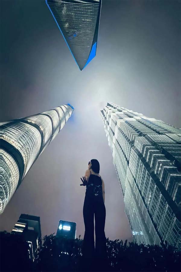 陆家嘴天际线下的年轻创业者侧影